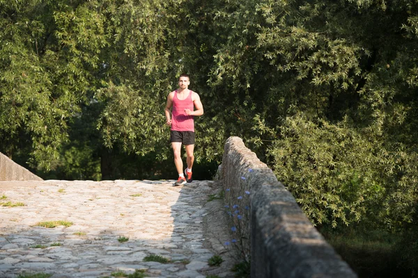 Hombre corredor corriendo al aire libre entrenamiento en un parque —  Fotos de Stock