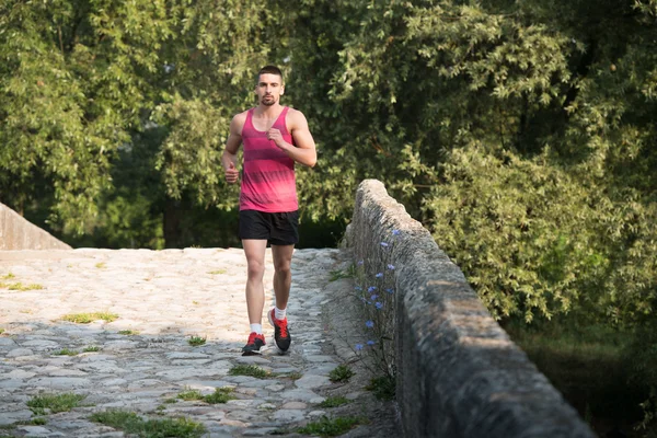 Male Runner Running stadspark — Stockfoto