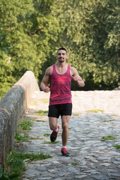 Gezond Fitness Man joggen buiten — Stockfoto