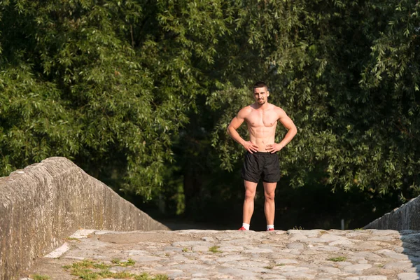 Привлекательный человек отдыхает перед фитнесом и упражнениями — стоковое фото
