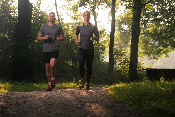 Fitness zdravé pár běhání venku — Stock fotografie