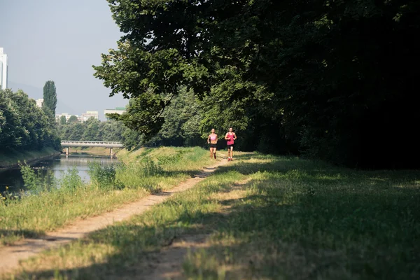 Здоровый фитнес пара бег на открытом воздухе — стоковое фото