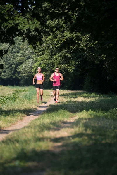 Jeune couple courant en plein air sur une belle journée — Photo