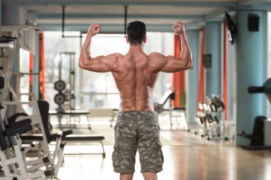 Kasların esneme vücut geliştirmeci genç adam