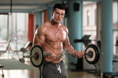 Triceps Barbell ile egzersiz genç vücut geliştirmeci