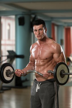 Triceps Barbell ile egzersiz genç vücut geliştirmeci