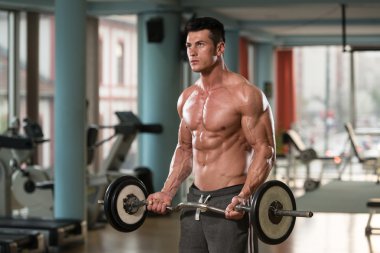 pazı için egzersiz yapan genç erkek