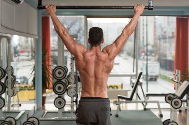 vücut geliştirmeci Pull ups en iyi sırt egzersizleri yapıyor