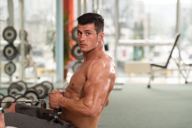 Geri egzersiz vücut geliştirmeci