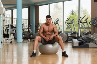 Spor salonunda rahat dinlenme çekici genç adam