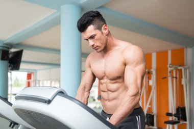 Koşu bandı üzerinde genç adam