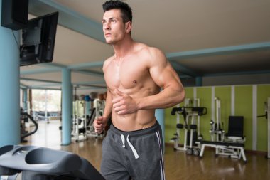 Koşu bandı üzerinde genç adam