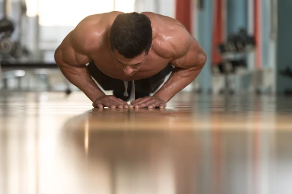 Jeune homme faisant de l'exercice push ups — Photo