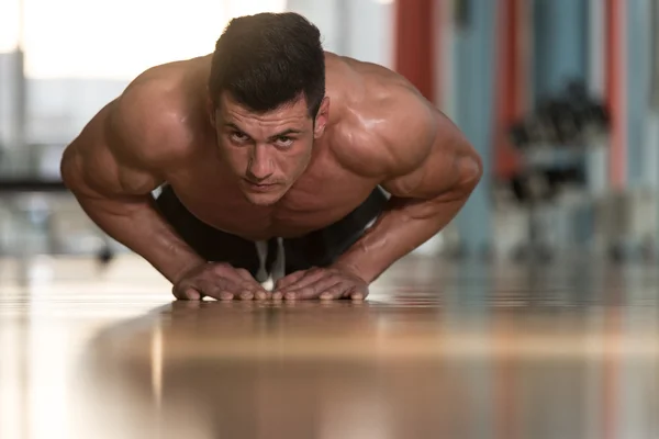 Young Man Doing Press Ups In Gym — Stock Photo, Image