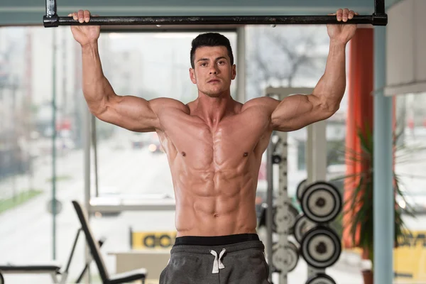 Male Athlete Doing Pull Ups — Stock Photo, Image