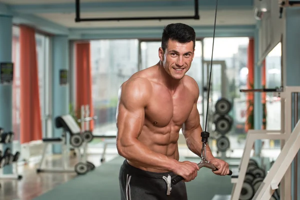 Bodybuilder Exercising Triceps — Stock Photo, Image