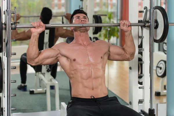 Male Bodybuilder Doing Heavy Weight Exercise For Shoulders — Stock Photo, Image