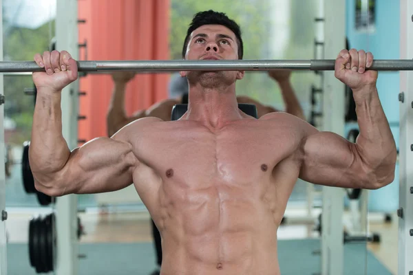 Männlicher Bodybuilder macht schwere Kraftübungen für Schultern — Stockfoto