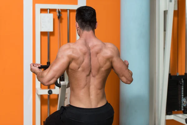 Geri için ağır egzersiz yaparak erkek vücut geliştirmeci — Stok fotoğraf