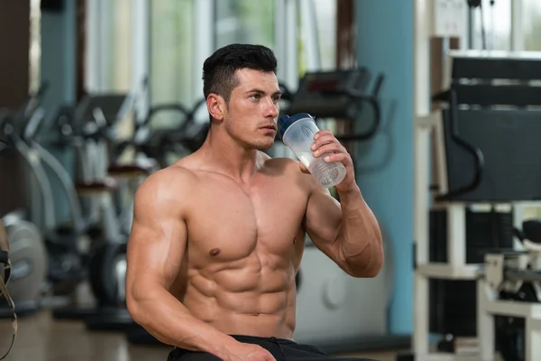 Joven beber agua de la botella —  Fotos de Stock