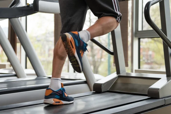 Ejercicio en una cinta de correr — Foto de Stock