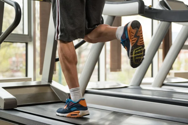 Ejercicio en una cinta de correr — Foto de Stock