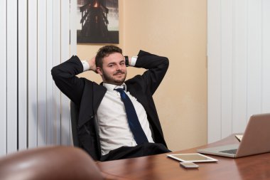 genç işadamı rahatlatır
