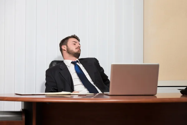 Ung affärsman med problem i office — Stockfoto