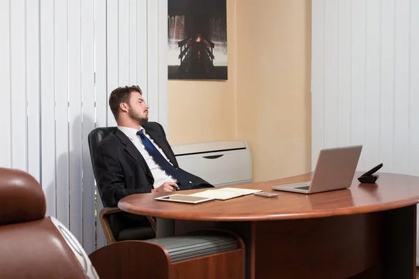 オフィスでの問題を持つ若いビジネス男 — ストック写真