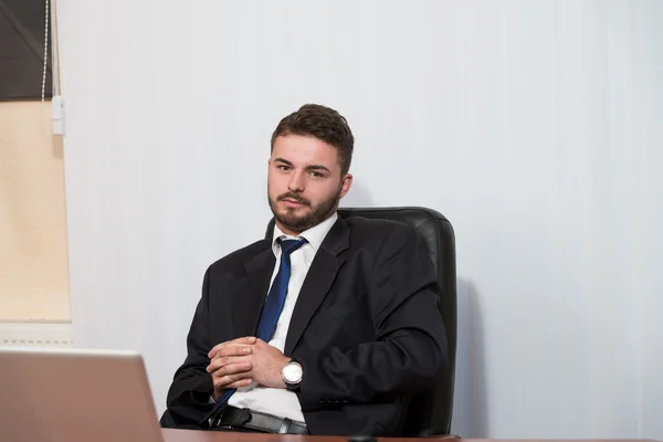 Jong zakenman portret op kantoor — Stockfoto