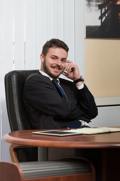 Guapo joven empresario retrato en su oficina — Foto de Stock