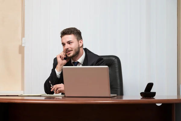 Manier inzakenman praten op telefoon in office — Stockfoto