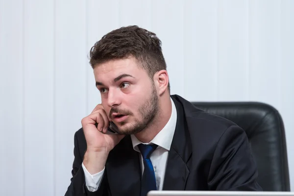 Empresario hablando por teléfono en la oficina — Foto de Stock