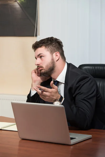 Joven hombre de negocios al teléfono — Foto de Stock