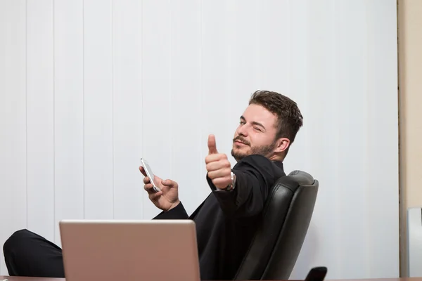 Joven hombre de negocios mostrando pulgares hacia arriba — Foto de Stock