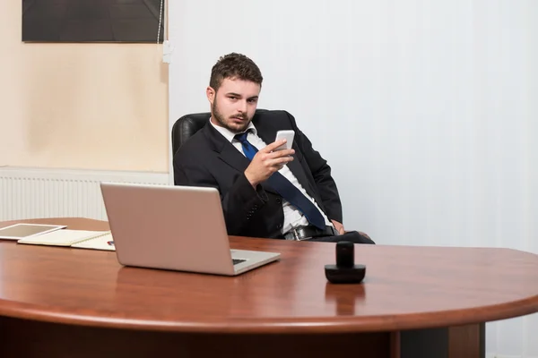 Affärsman som talar i telefon i office — Stockfoto