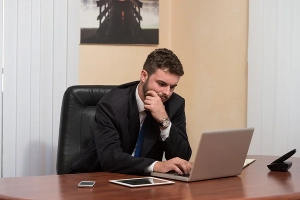 Empresario en un descanso con su computadora — Foto de Stock