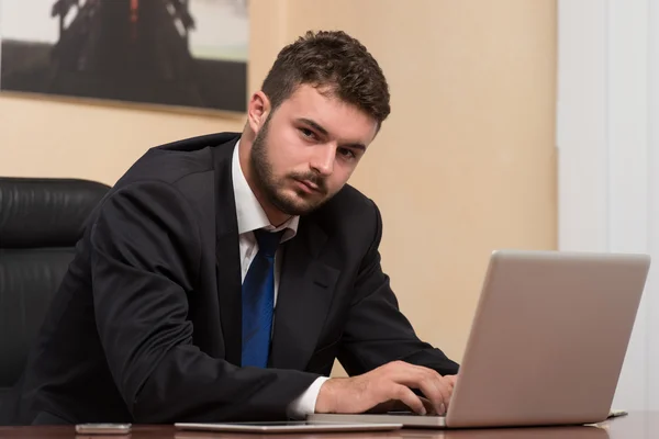 Empresário em uma ruptura com seu computador — Fotografia de Stock