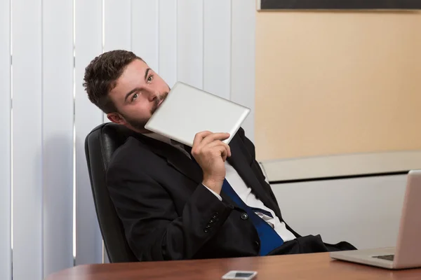 Empresário em uma ruptura com seu computador — Fotografia de Stock