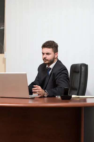 Portret młodego biznesmena w biurze — Zdjęcie stockowe