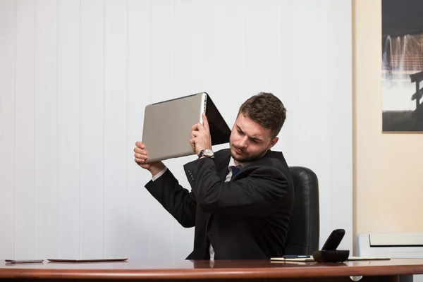 Jeune homme d'affaires avec des problèmes au bureau — Photo