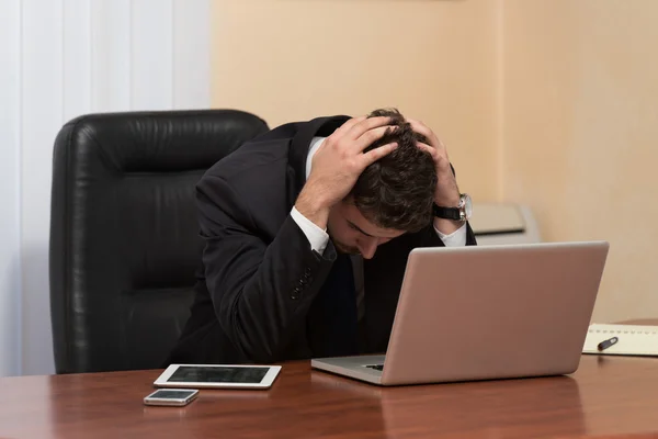 Young Business Man With Problems In The Office — Stock Photo, Image