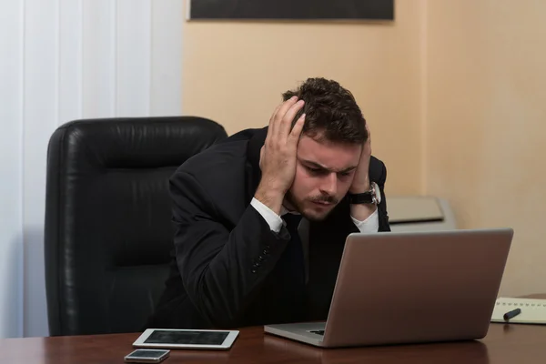 Ung affärsman med problem i office — Stockfoto