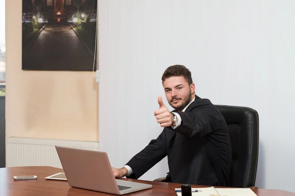 Joven hombre de negocios mostrando pulgares hacia arriba — Foto de Stock