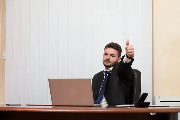 Jovem homem de negócios mostrando polegares para cima — Fotografia de Stock