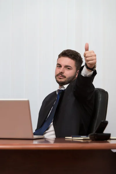 Joven hombre de negocios mostrando pulgares hacia arriba —  Fotos de Stock