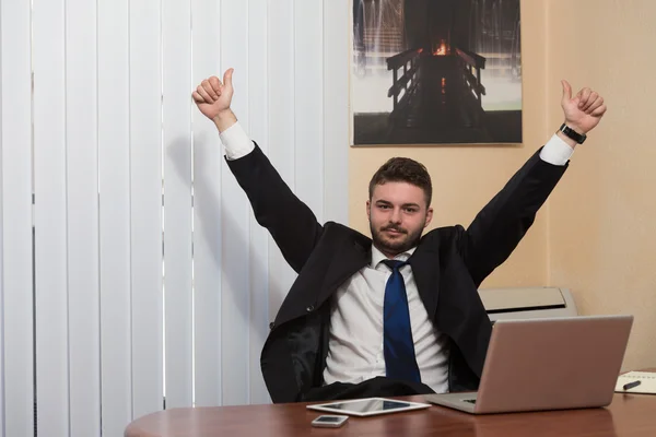 Joven hombre de negocios mostrando pulgares hacia arriba — Foto de Stock