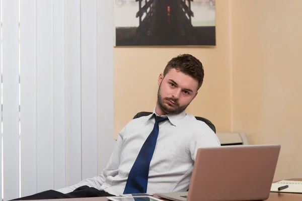 Geschäftsmann macht Pause mit seinem Computer — Stockfoto