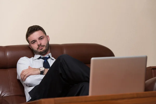 Jovem empresário retrato no escritório — Fotografia de Stock