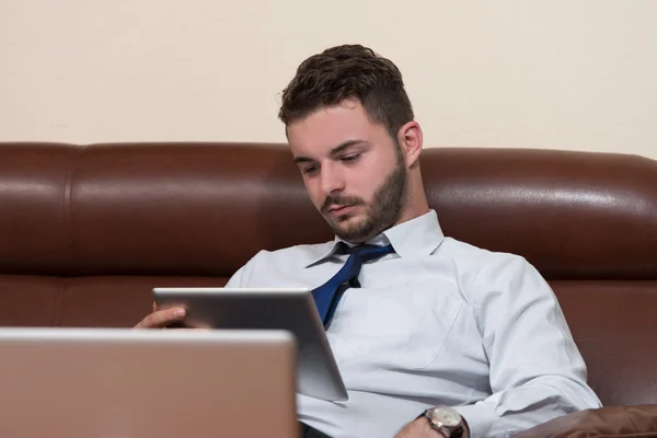 Homme d'affaires avec ordinateur — Photo
